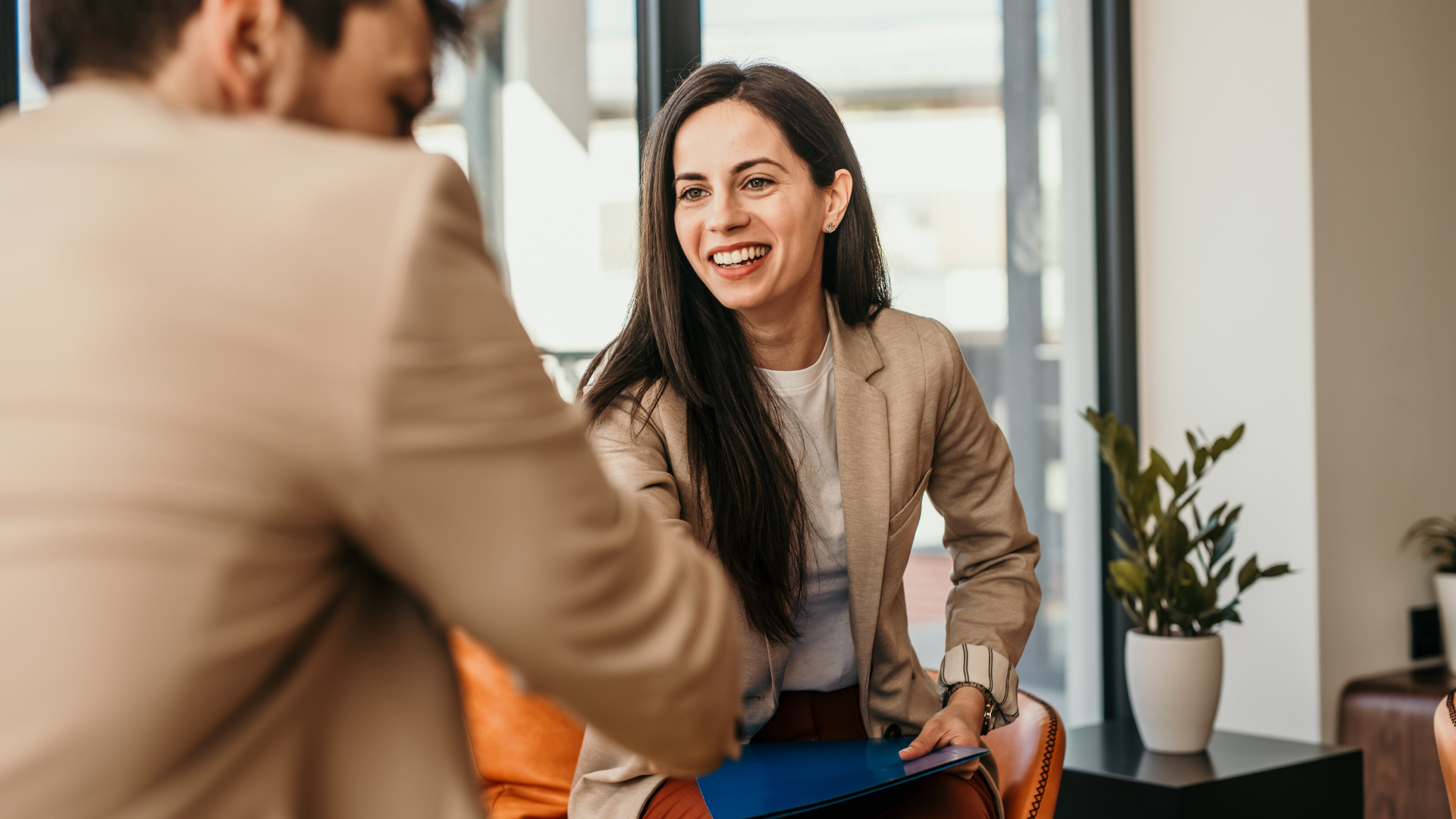 Profissional trabalhando com contratos